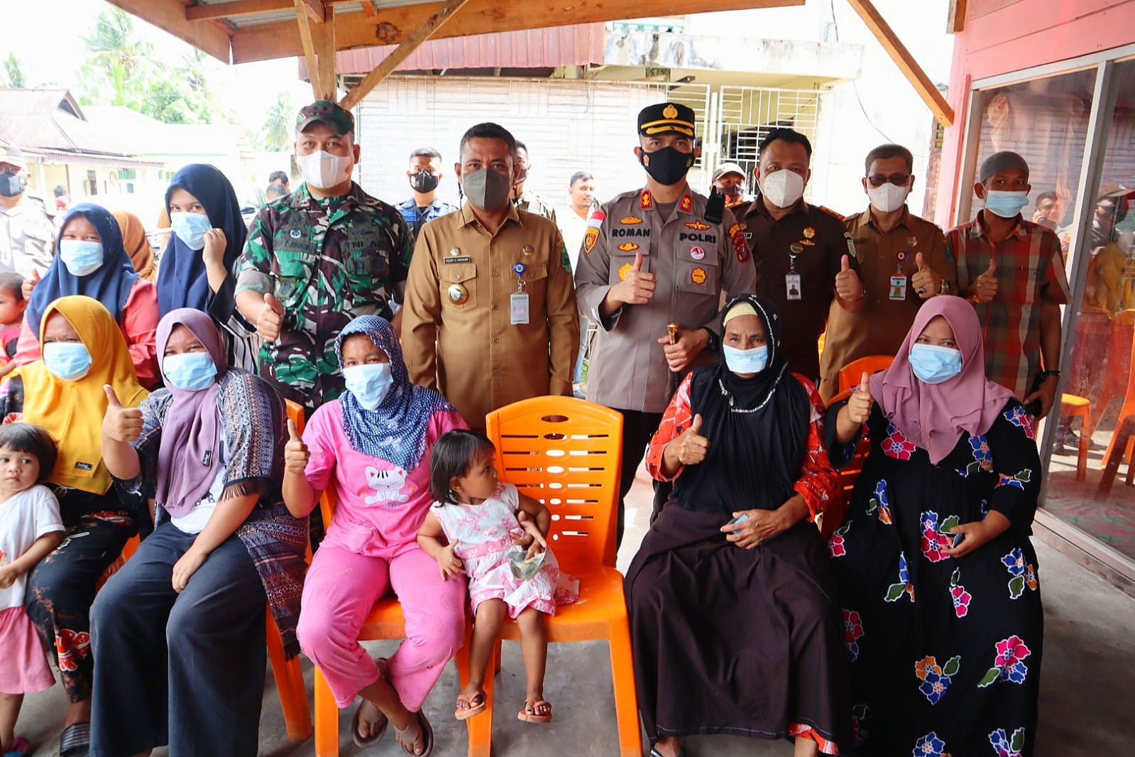 Dengan Canda dan Guyonnya, Bupati Paluta Tarik Minat Masyarakat Untuk Divaksin