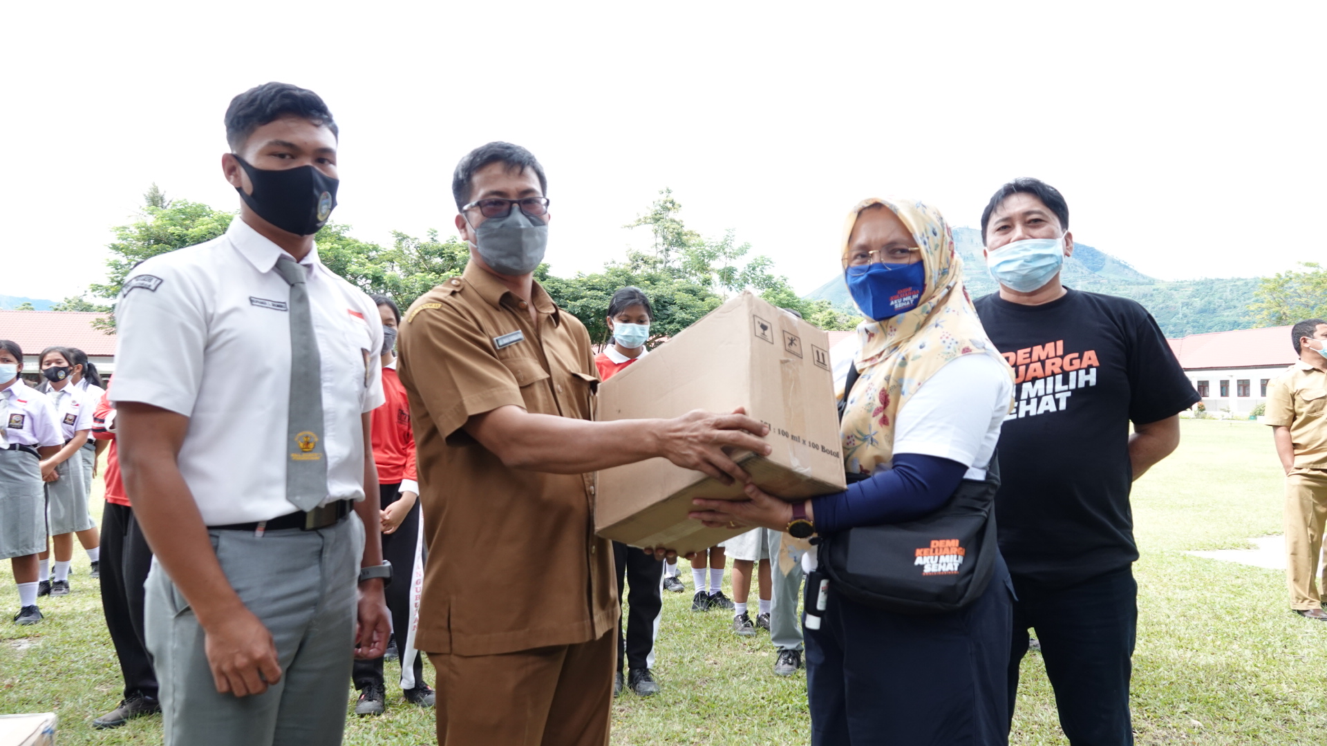 Dukung Penguatan Prokes Jelang Nataru,  Forum Wartawan Unit Pemprov Sumut  Bakti Sosial Bagikan Masker dan Hand Sanitizer