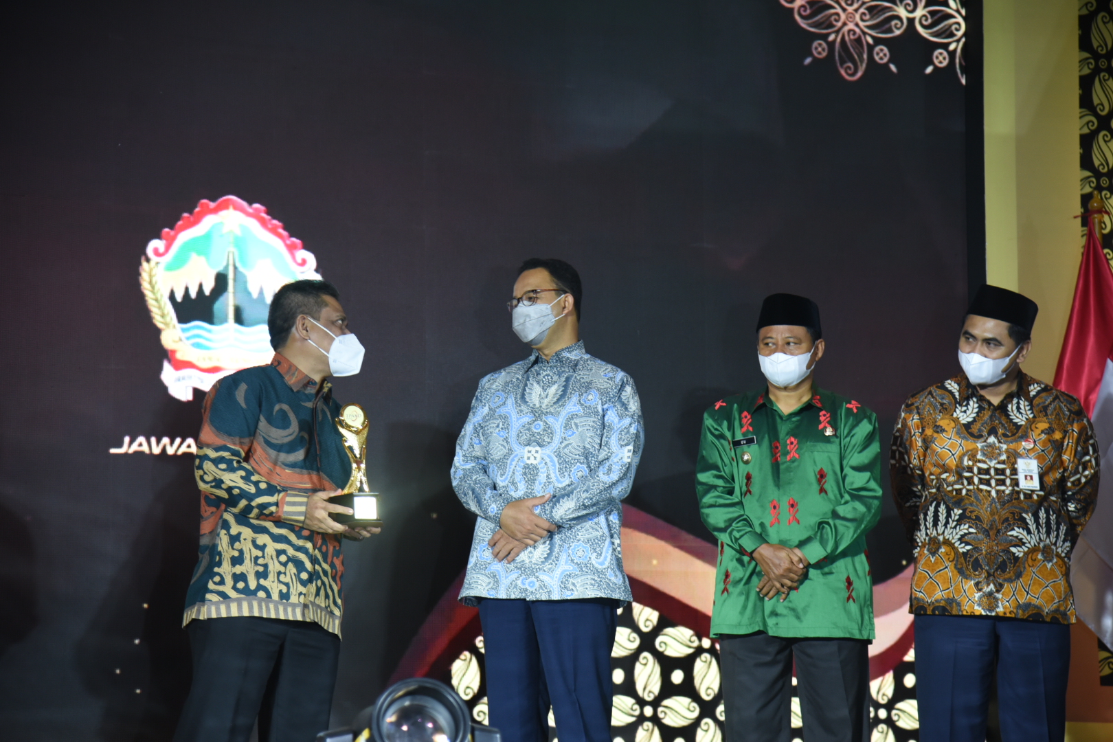 Terbaik Dalam Penyediaan Ragam Akses Keuangan,Pemprov Sumut Raih TPAKD Awards 2021