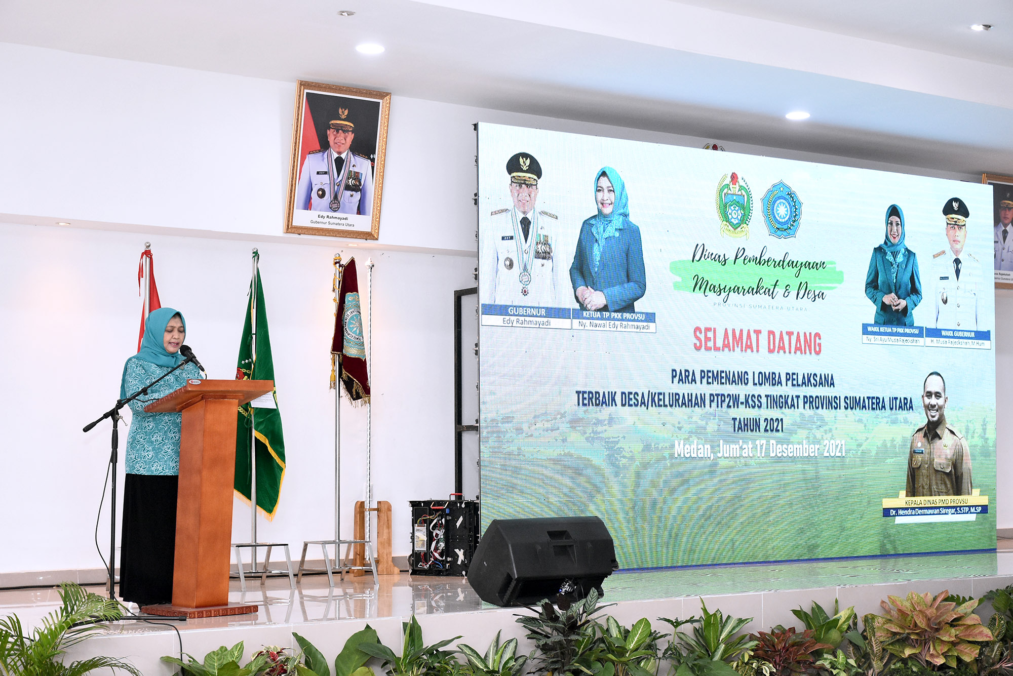 Nawal Serahkan Penghargaan  Pelaksana Terbaik PTP2W-KSS 2021,  Dorong Daerah Lanjutkan Penguatan Peranan Wanita