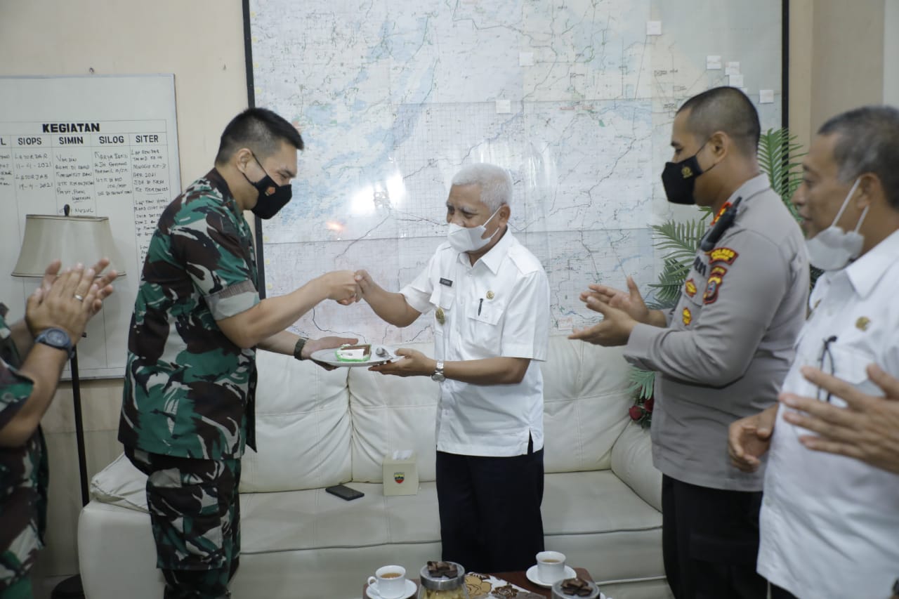 Bupati Asahan Bersama Forkopimda Beri Kejutan Dandim 0208/AS
