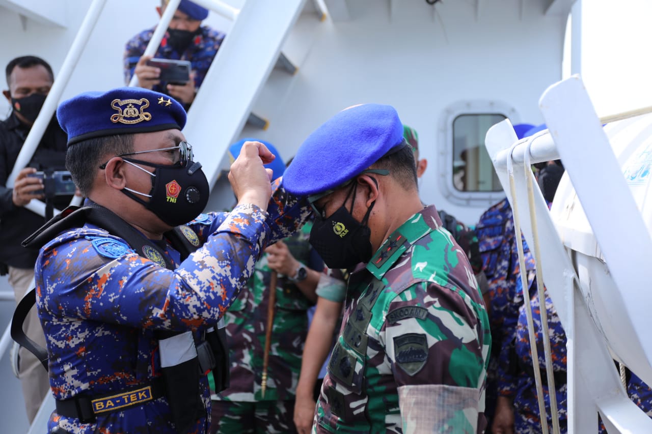 Pangdam I/BB Mayjen TNI Hasanuddin, SIP.,MM Terima Brevet Kehormatan Bhayangkara Bahari