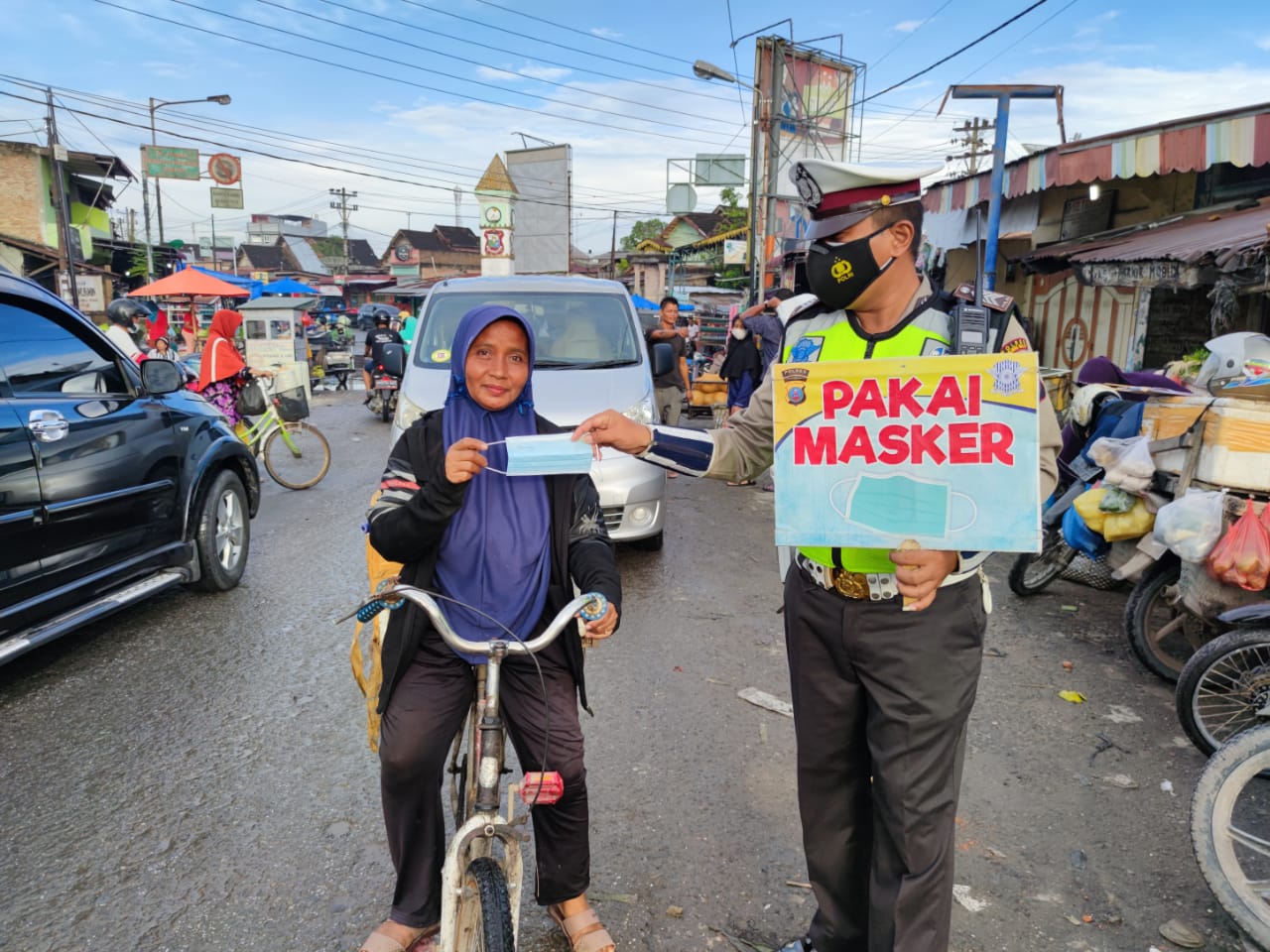 Berbagi Masker Gratis Mencegah Virus Covid-19, Sat Lantas Polres Tanjung Bali Diapresiasi Masyrakat