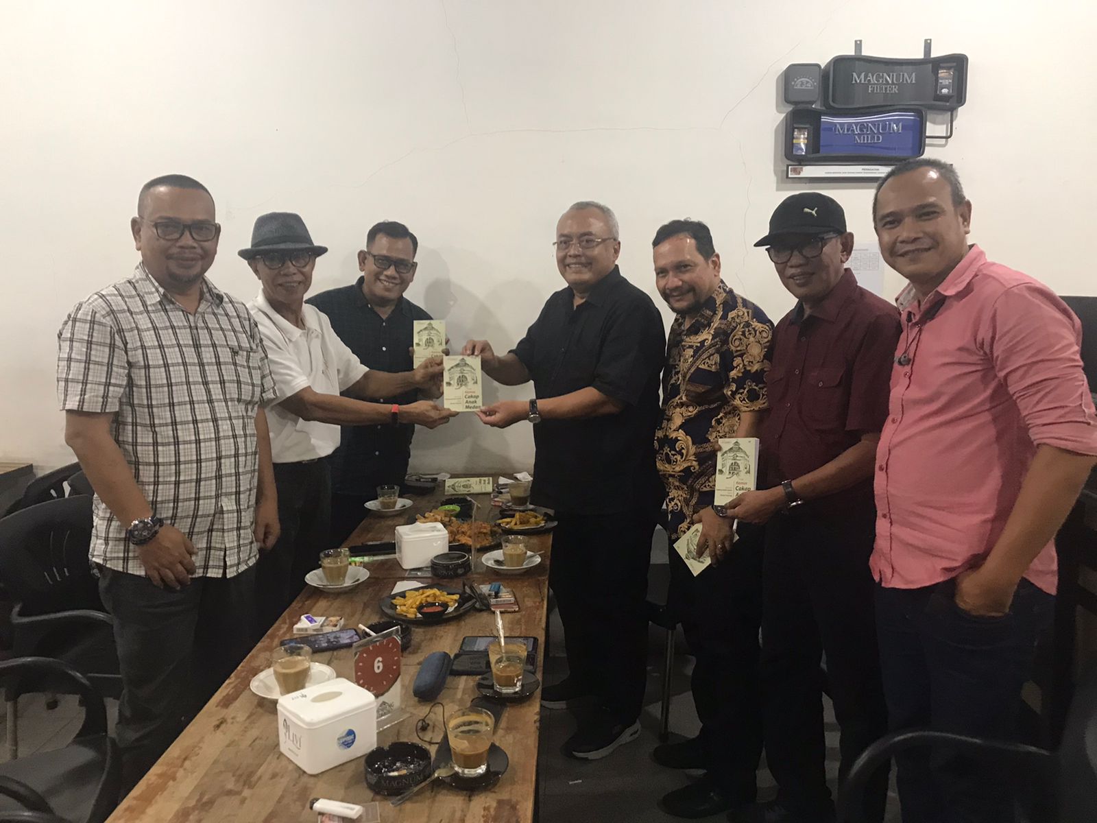 Choking Berikan Buku Cakap Anak Medan pada Sekjen Bawaslu RI