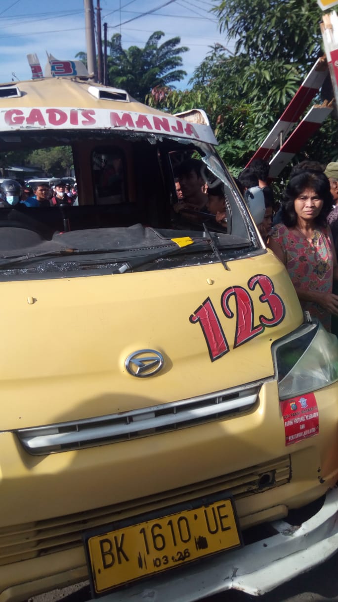 Kereta Api Tabrak Angkot, 4 Meninggal 2 Luka-Luka, Ini Diduga Penyebabnya