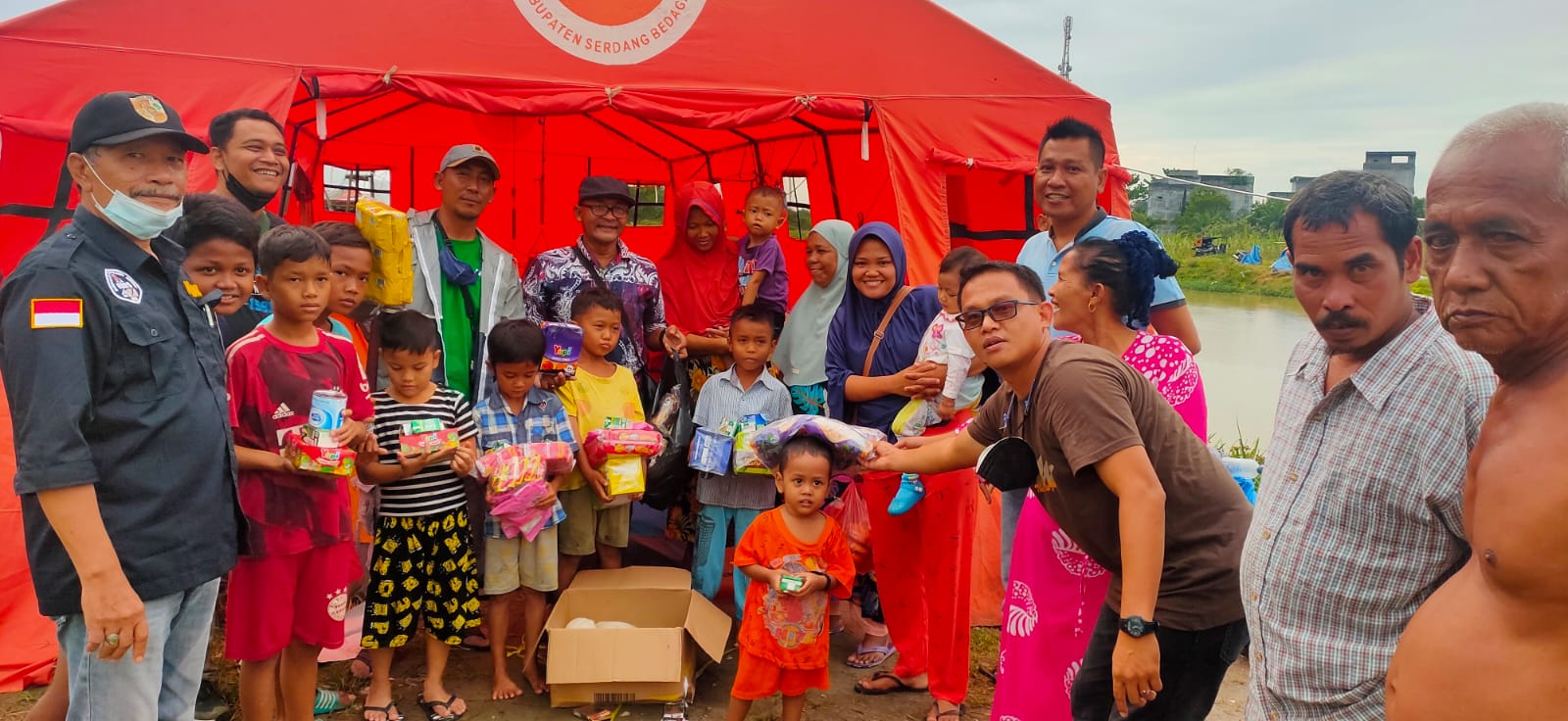 Berikan Semangat Kepada Anak-anak Korban Banjir, Wartawan Sergai Bagikan Jajanan di Posko Pengungsian