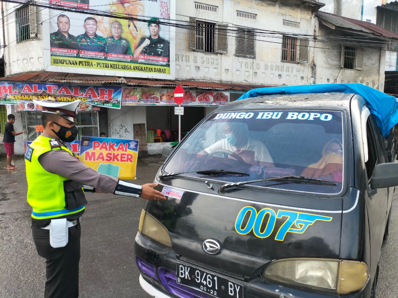 Mensosialisasikan Pengunaan Masker, Sat Lantas Polres Tanjung Balai Tempel Stiker 