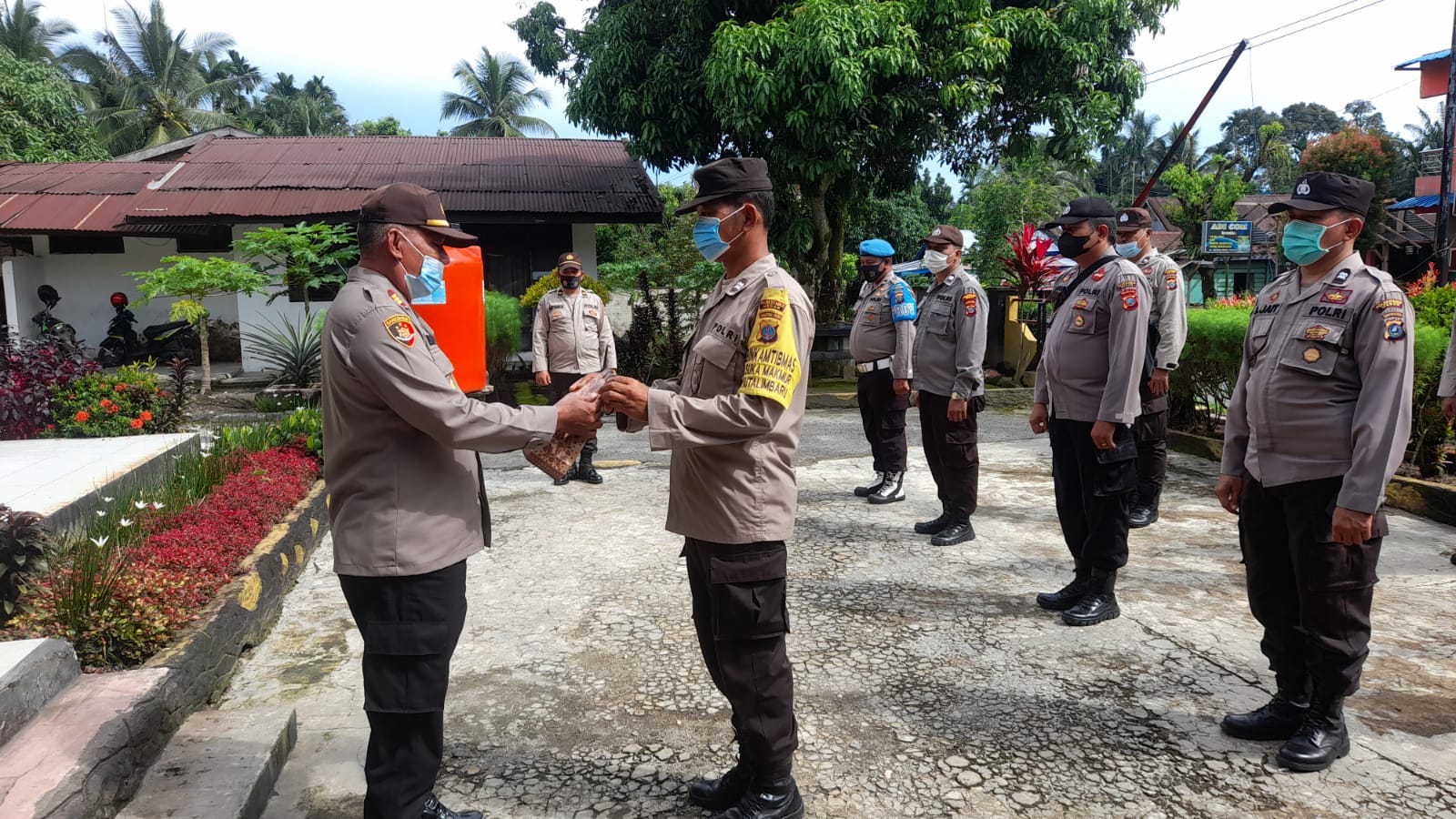 Bertugas dengan Baik, Kapolsek Kutalimbaru Berikan Reward Kepada AnggotaÂ 