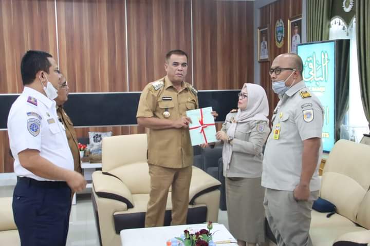 Bupati Mandailing Natal Terima Sertifkat Tanah Pembebasan Lahan Bandara Abdul Haris Nasution