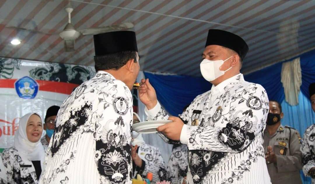 Pengukuhan Pengurus PGRI Kab Labuhanbatu Masa Bakti XXII Tahun 2021-2025. Bupati : Tanpa Guru Saya Tidak Jadi Dokter dan Bupati