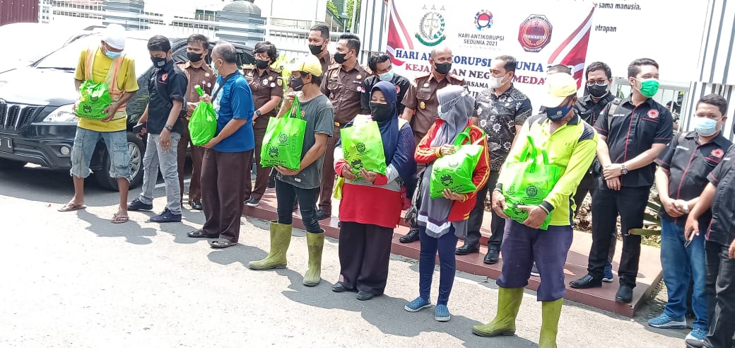 Peringati Hakordia 2021, Kejari Medan Bersama Forwakum Sumut Berbagi SembakoÂ 