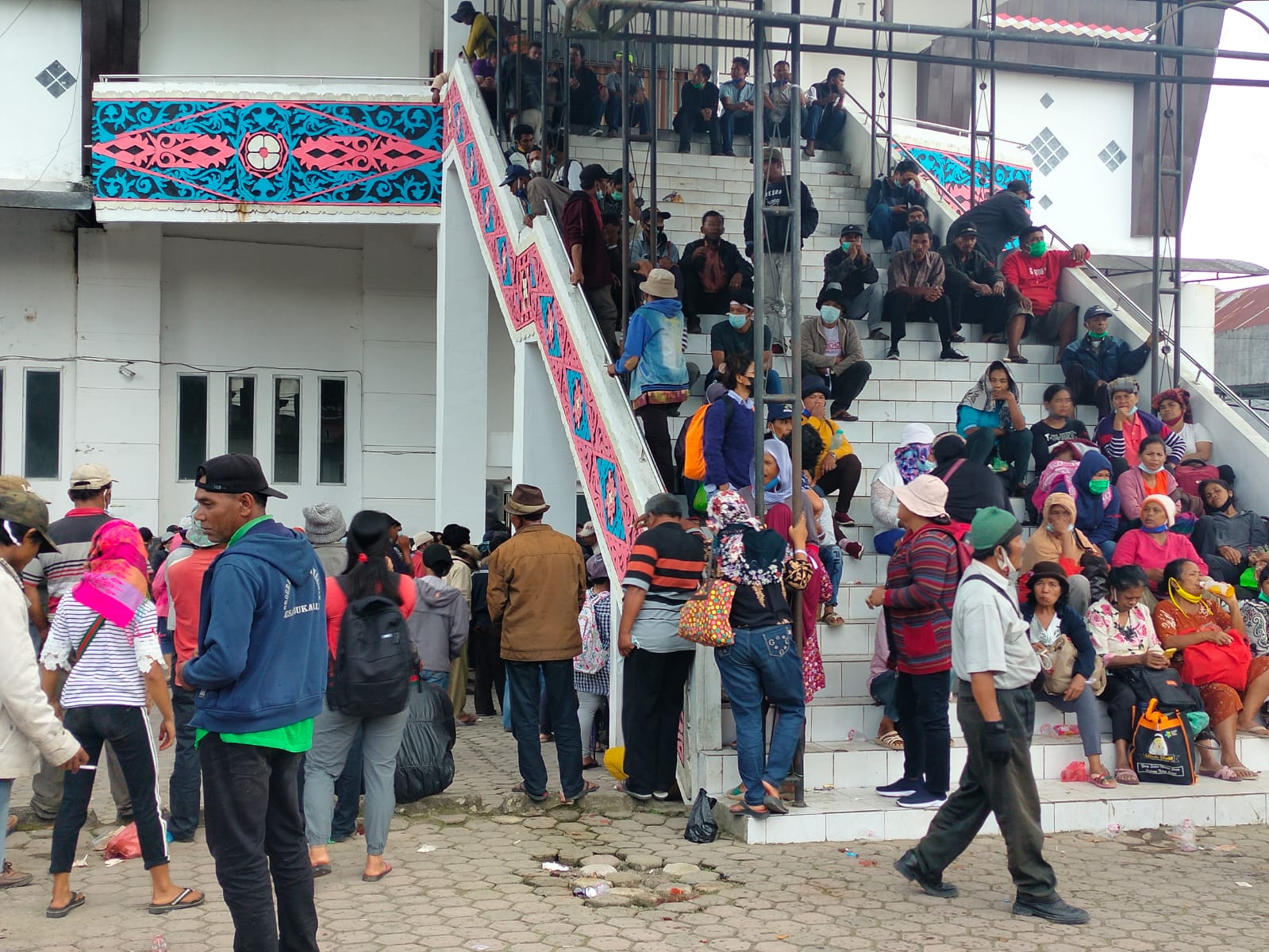 Tuntut Lahan Relokasi, Warga Tiga Desa Geruduk Gedung DPRD Karo.