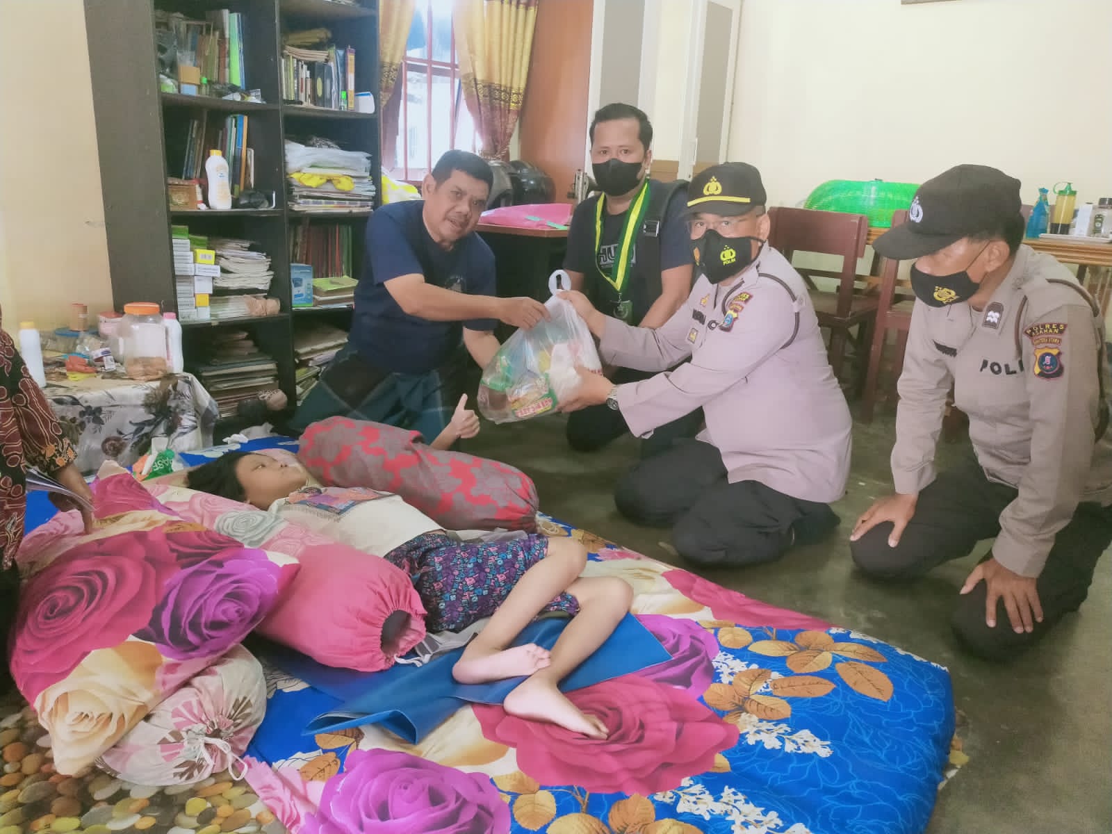 Polres Asahan Bersama Serikat Mahasiswa Muslim Bagikan Bansos Kepada Masyarakat Kurang Mampu
