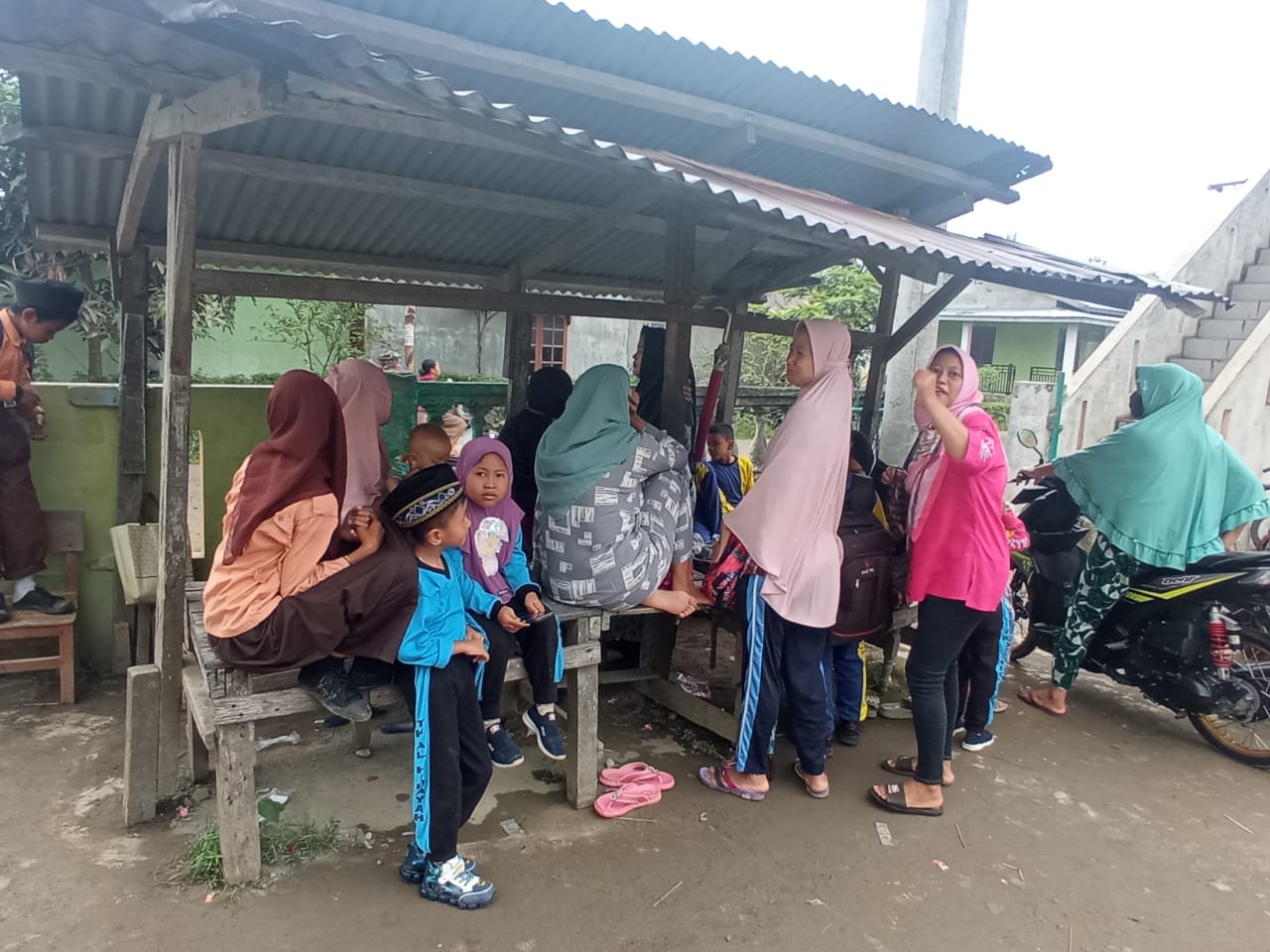 SISWA BERSAMA GURU SD ISLAM AL HIDAYAH KETAKUTAN DISURUH ANGKAT KAKI DARI SEKOLAH