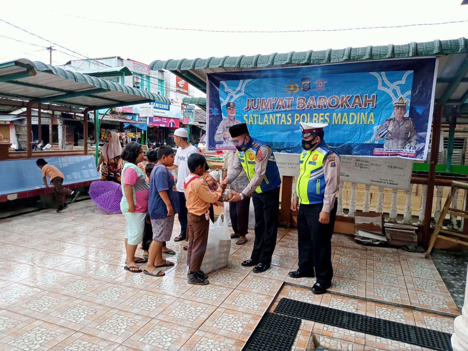Mari Kita Sisihkan Rezeki Kita Untuk Berbagi Dan Sedekah Kepada Anak Yatim/Piatu Juga Warga Kurang Mampu