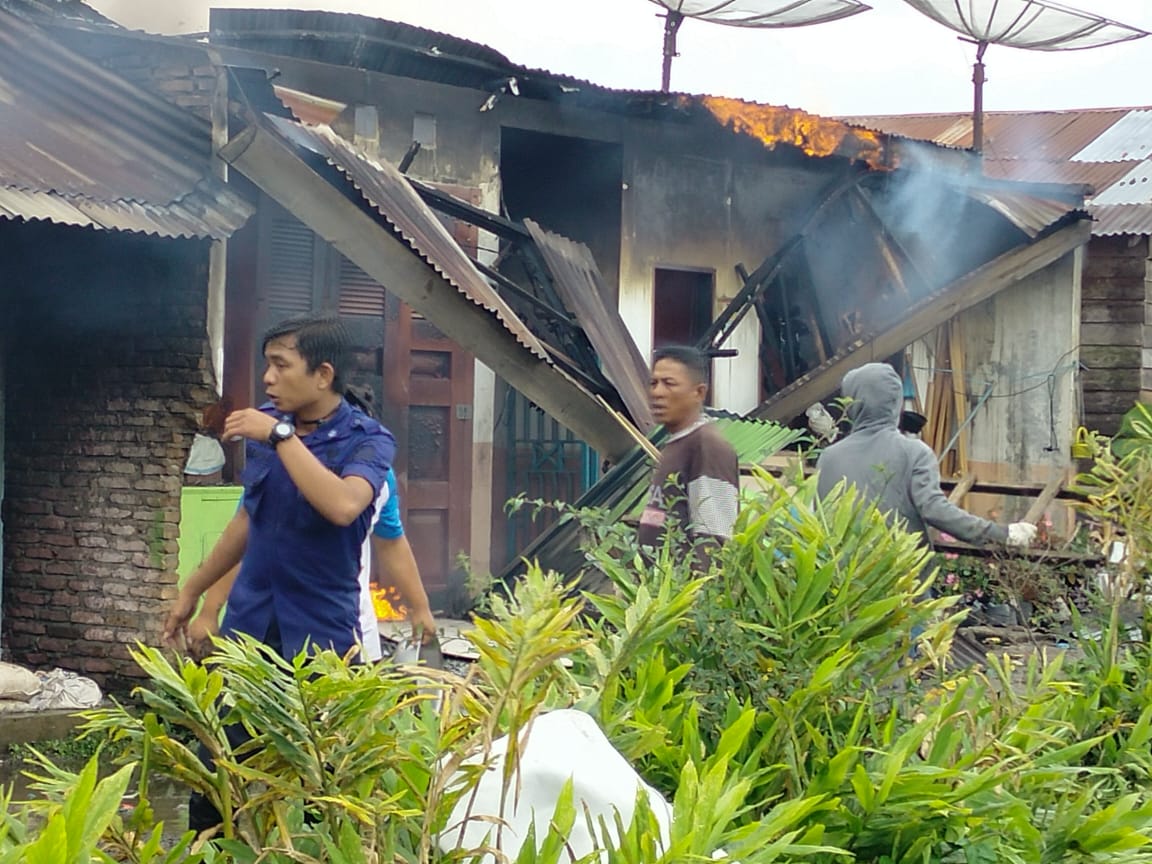 11 rumah kontrakan di gang harapan desa tigapanah ludas di lalap si jago merah.