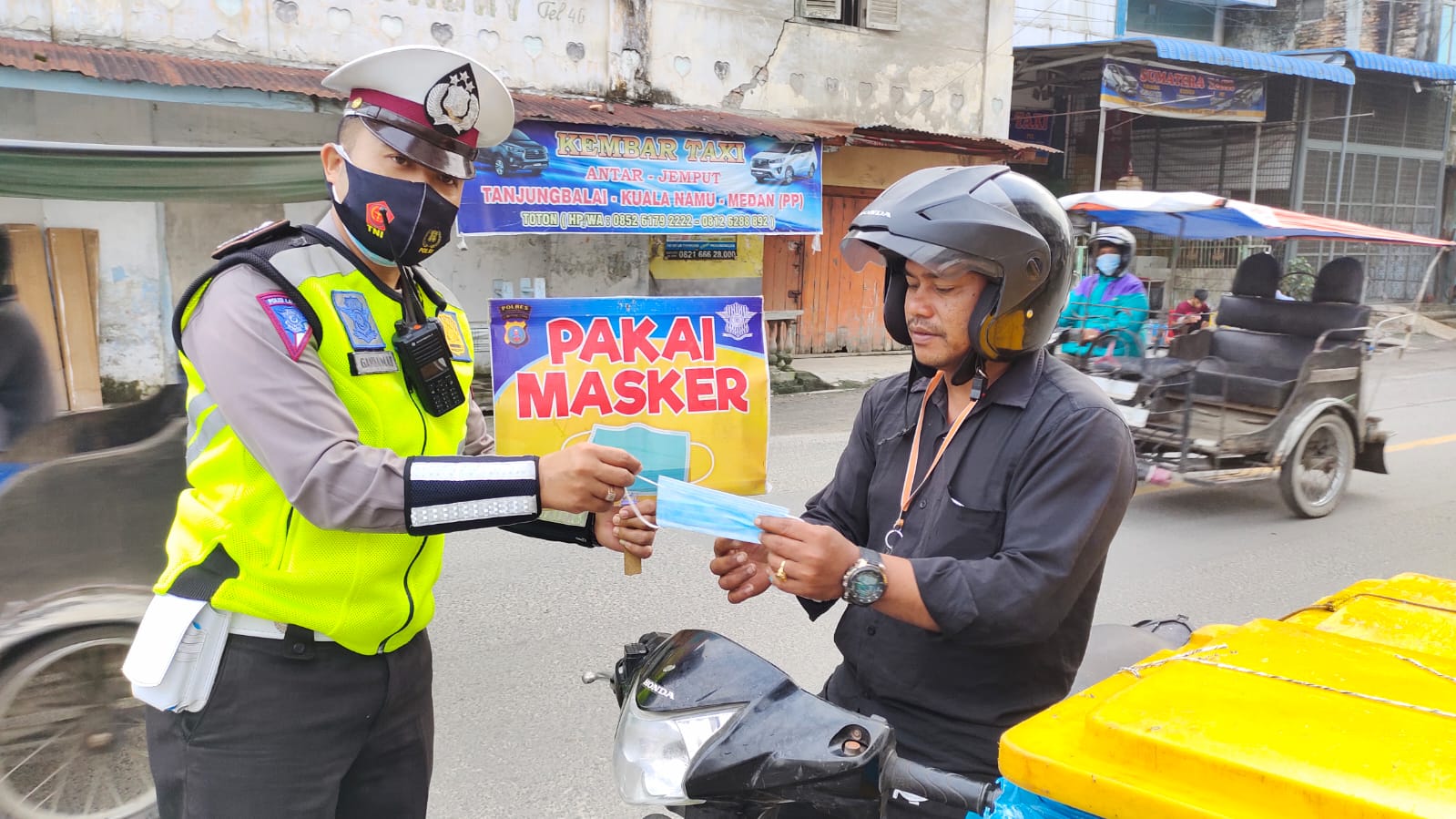 Sat Lantas Polres Tanjung Balai Rutin Bagikan Masker Gratis Cegah Covid-19