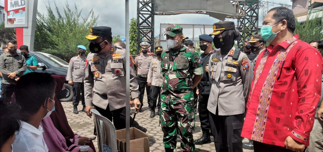 Tinjau Vaksinasi Massal, Kapoldasu Dengan Santun Menyapa Peserta Vaksinasi dan Berikan Tali Asih
