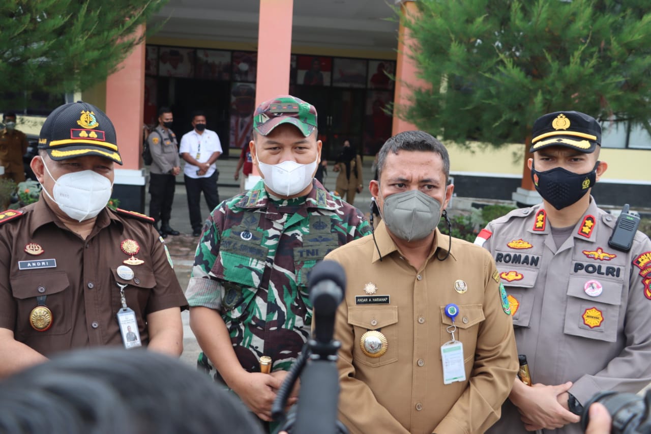 Kejar Target Vaksinasi 70 persen, Pemkab Paluta menggelar Serbuan Vaksinasi Desa, BersinergiÂ  Personel TNI-Polri