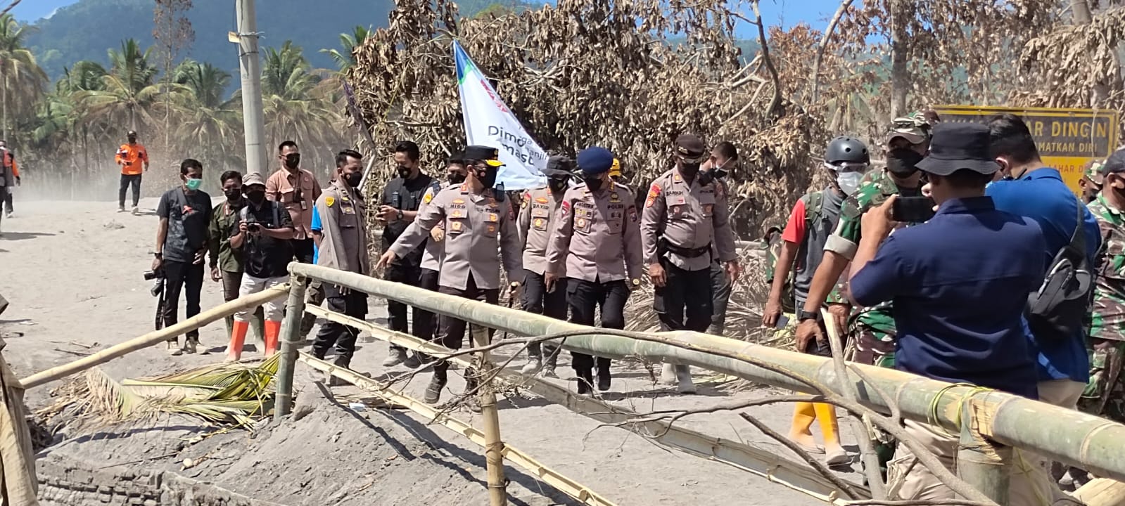 Kapolda Jatim Dampingi Kunjungan KSAD ke Lokasi Bencana Erupsi Semeru