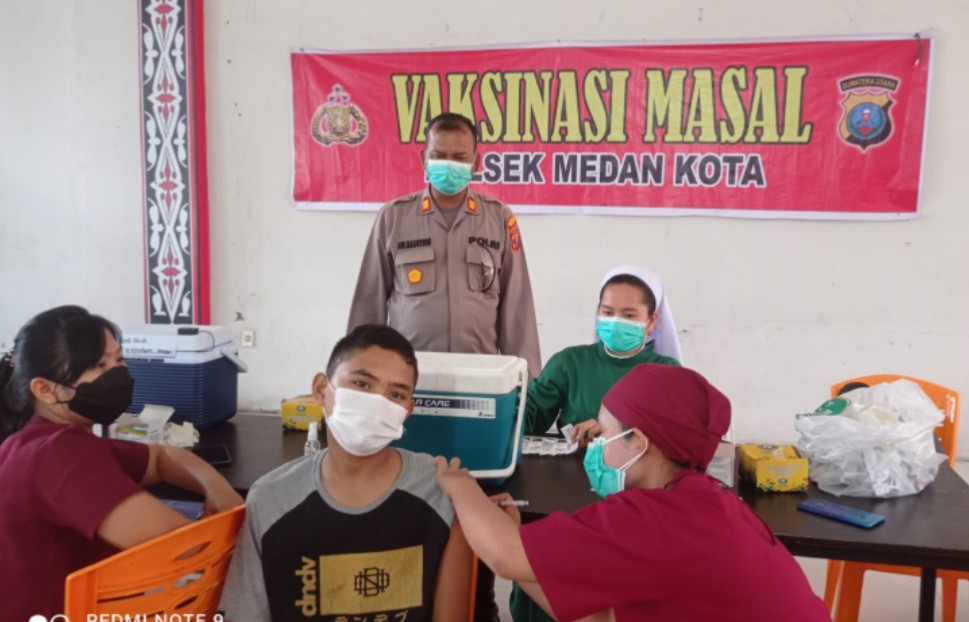 Polsek Medan Kota Kawal Giat Vaksinasi di Balai Bolon GKPS Teladan