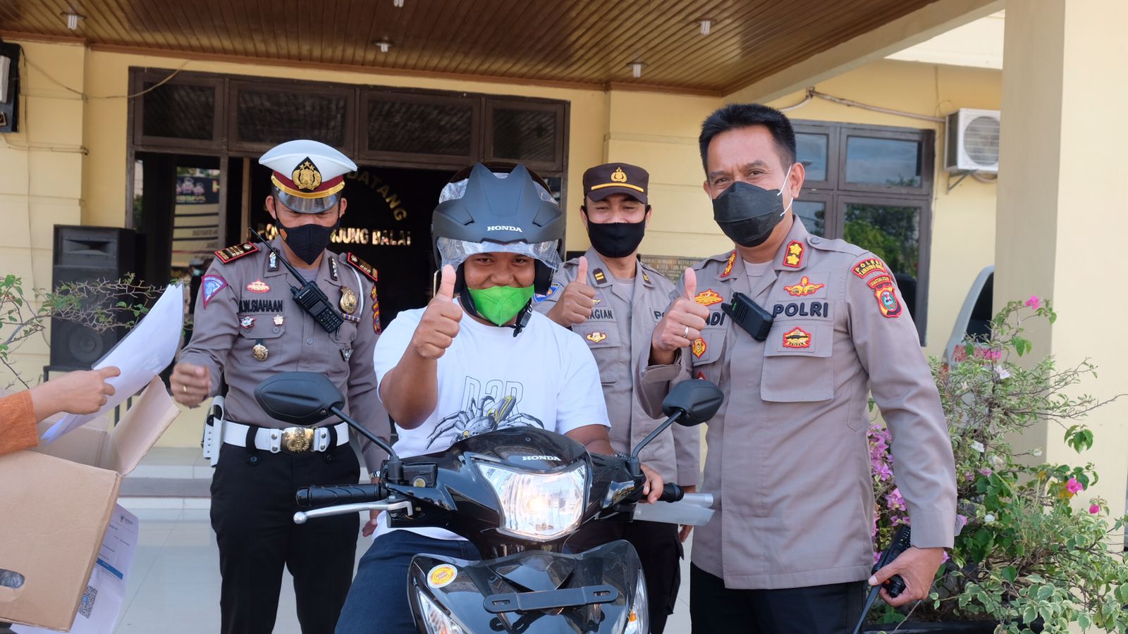 Kapolres Tanjung Balai Serahkan Lucky Draw Sepeda Motor Vaksinasi AKABRI 2001