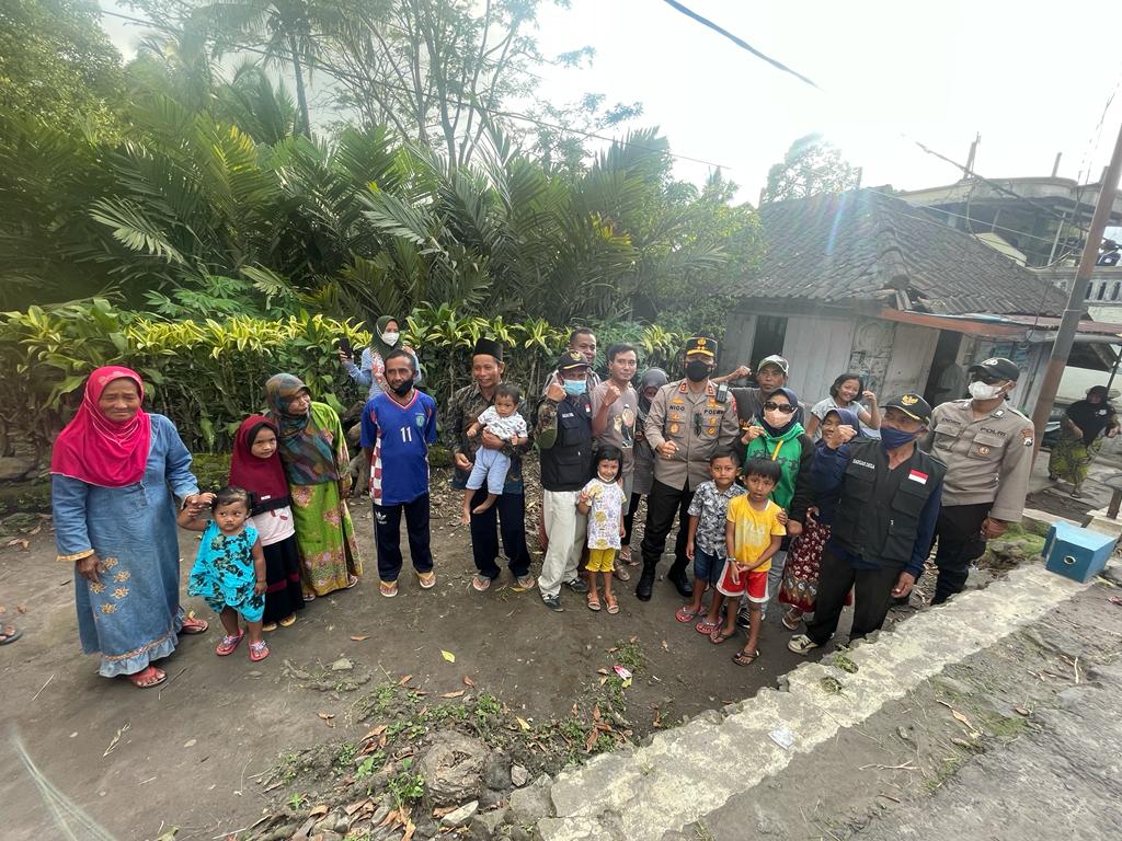Kapolda Jatim Cek Pengungsi Semeru, Sempatkan  Cengkrama Bersama Anak-anak