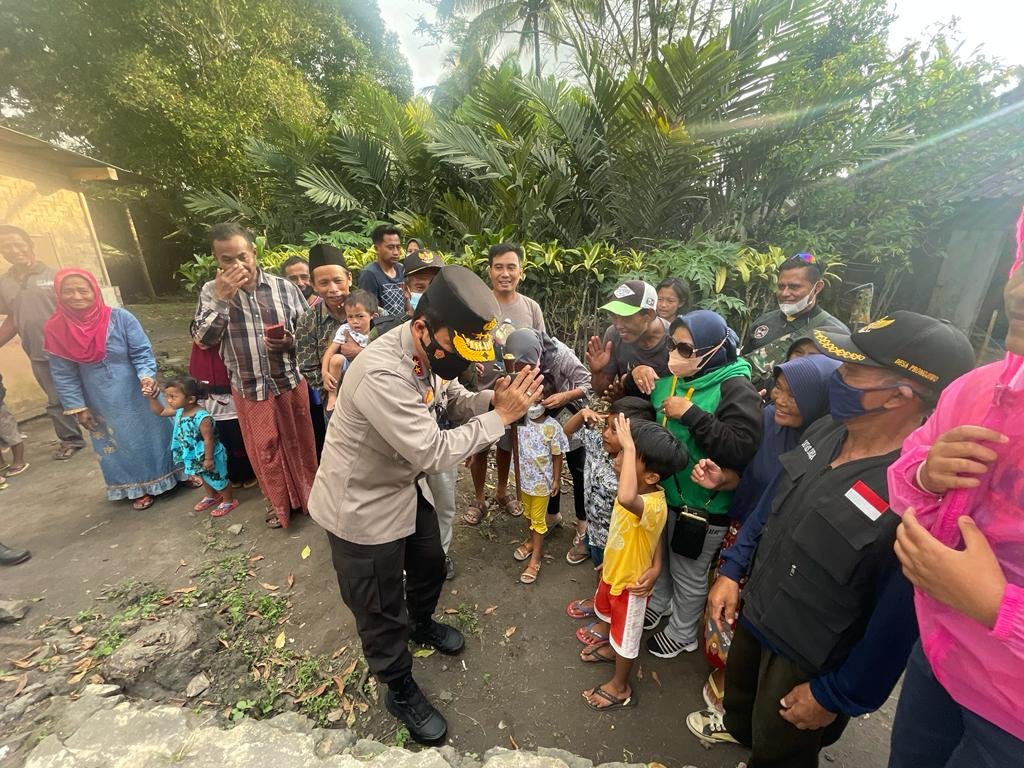 Saat cek lokasi pengungsian di Pronojiwo, Kapolda Jatim sempatkan bercengkrama dengan anak-anak sekitar lereng Semeru