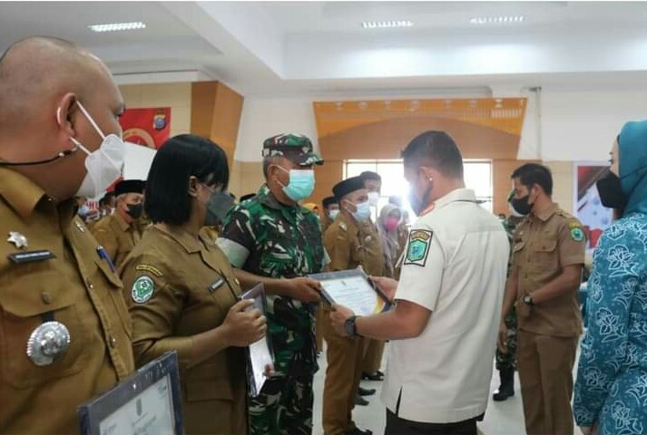 BUPATI PALUTA SERAHKAN PIAGAM KECAMATAN BABS
