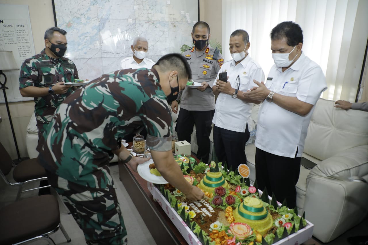 HUT 76 TNI AD, Bupati Asahan Bersama Forkopimda Beri Kejutan Dandim 0208/AS