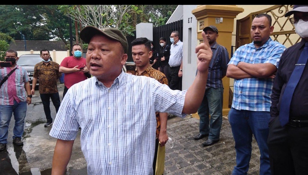 Dinilai Cacat Hukum, Eksekusi Rumah di Komplek Padang Golf Mansion Nyaris Ricuh