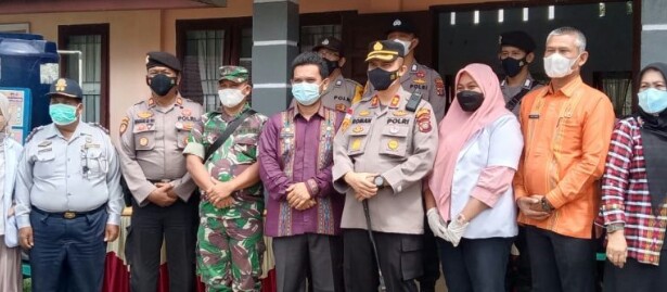 KAPOLRES TAPSEL TINJAU KEGIATAN PERCEPATAN CAPAIAN VAKSINASI MASSAL DI AULA KANTOR CAMAT A. TIMUR KAB TAPSEL