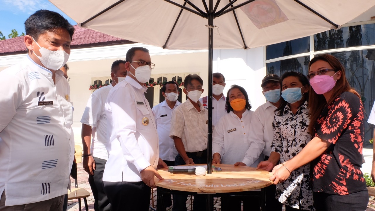PT Toba Pulp Lestari Serah Terima Dukungan Sarana Untuk Pelaku Wisata Kepada Pemkab Toba