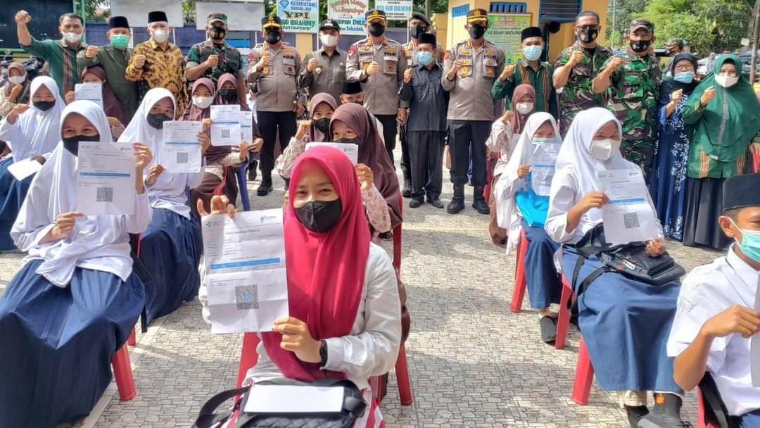 Bupati Labuhanbatu Dampingi Kapolda Sumut Dalam Pelaksanaan Vaksinasi Covid-19 di MTS Nur Ibrahimi Rantauprapat