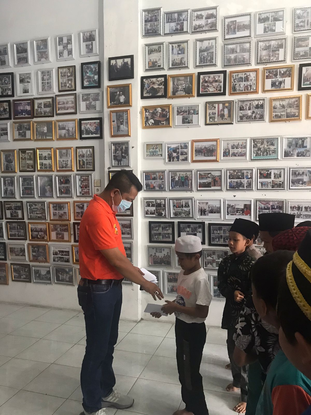 Meski Hujan Turun, Ketua Pewarta Tetap Bersedekah pada Anak Yatim di Jumat Barokah