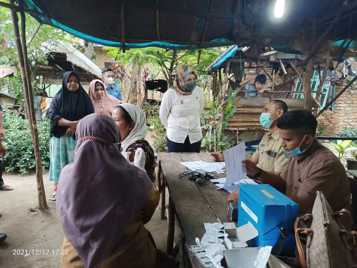 Warga Kian Semangat Bervaksin Saat Dikunjungi Wabup Atika Nasution