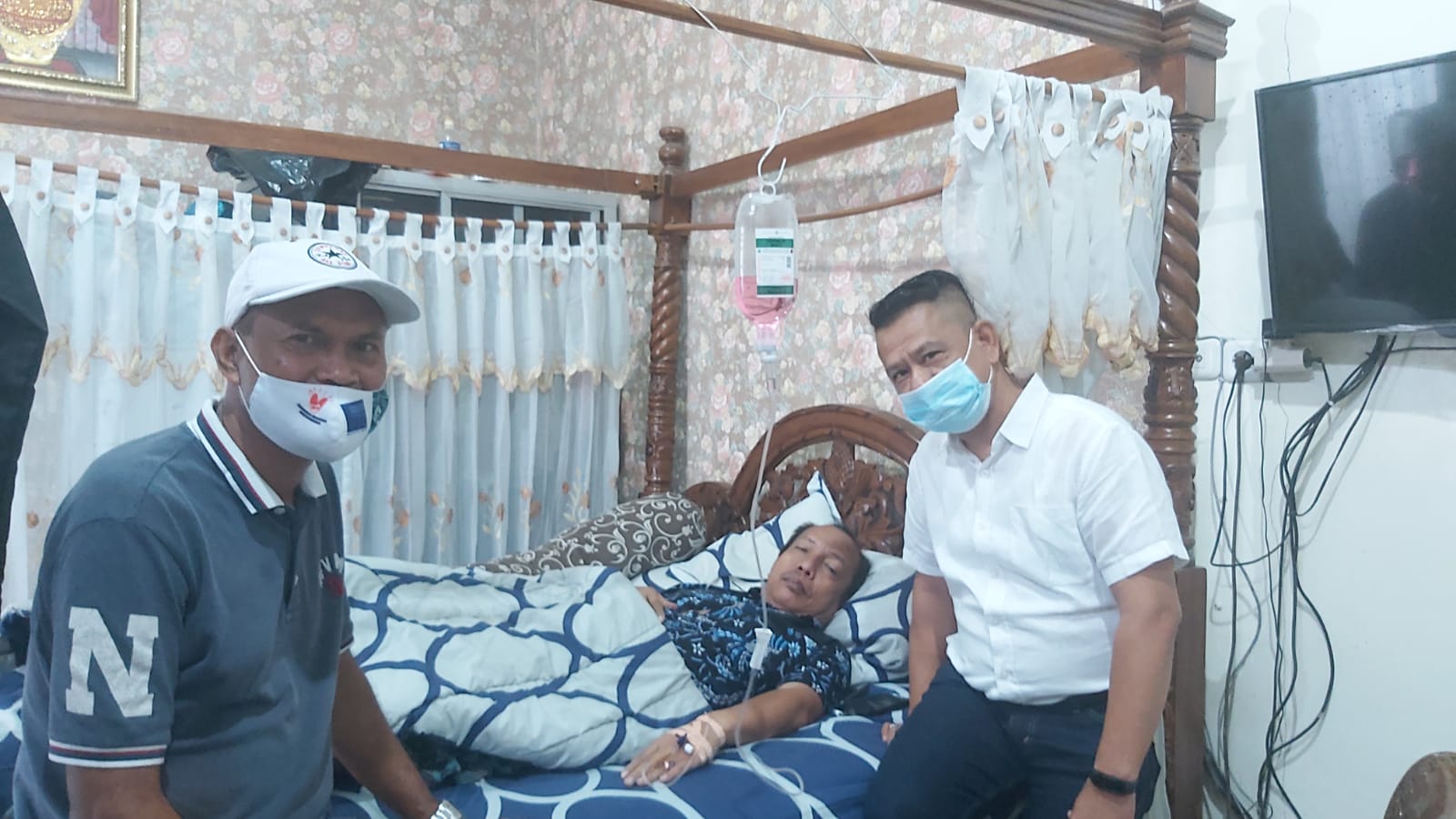 Ketua Pewarta Jenguk Kepala Cabang I PUD Pasar Medan Sakit