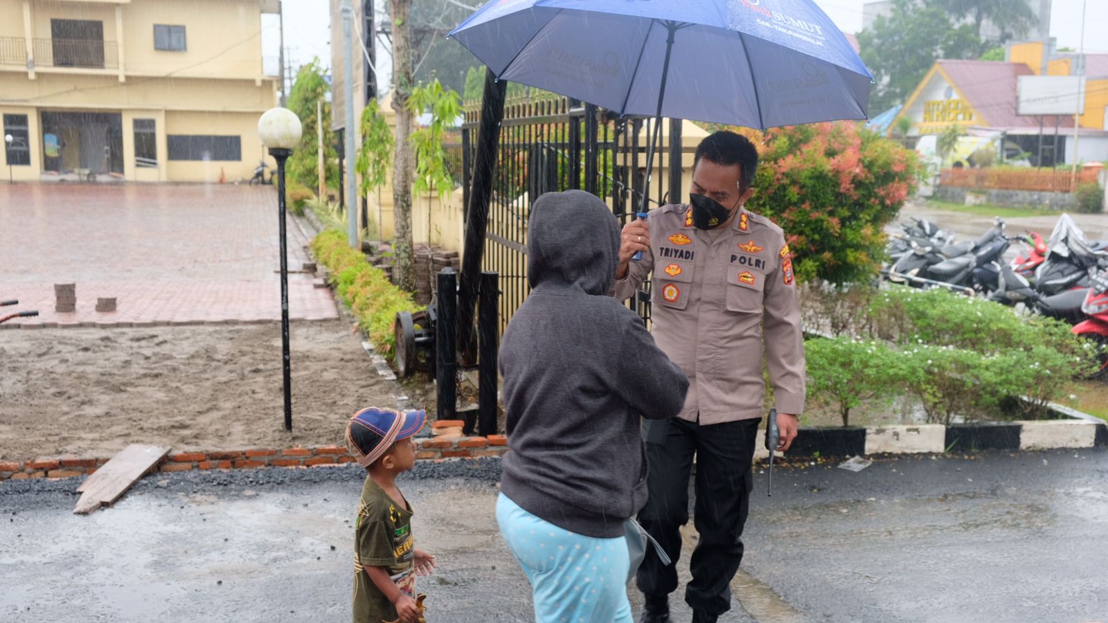 Aksi Heroik Kapolres Tanjung Balai Payungin Warga Laksanakan Vaksin