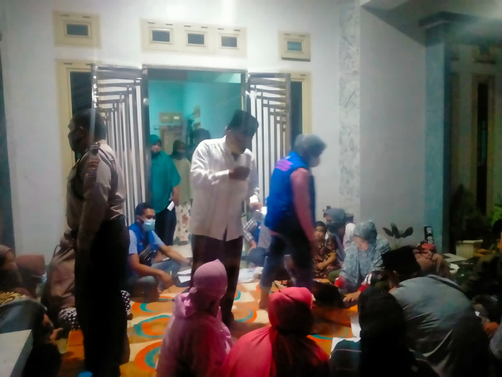 Polsek Simpang Empat Polres Asahan Pengamanan Vaksinasi Covid-19 di Rumah Kades Sei Dua Hulu