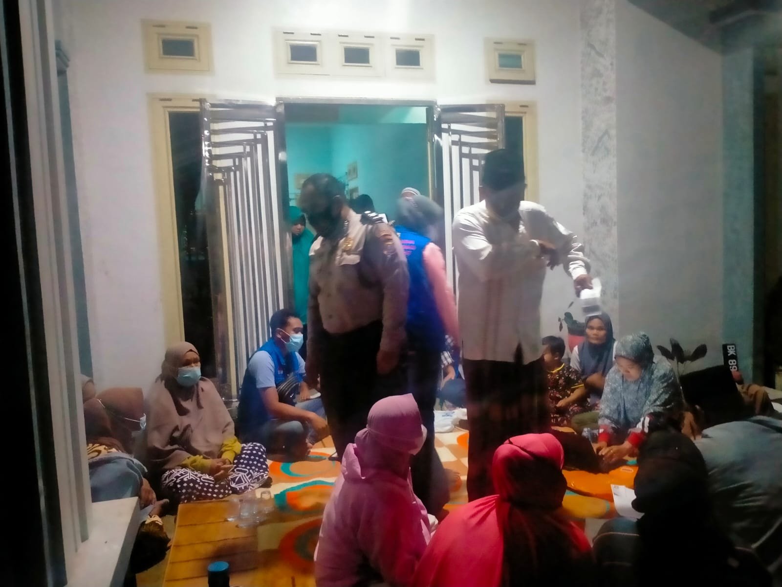 Polsek Simpang Empat Polres Asahan Pengamanan Vaksinasi Covid-19 di Rumah Kades Sei Dua Hulu