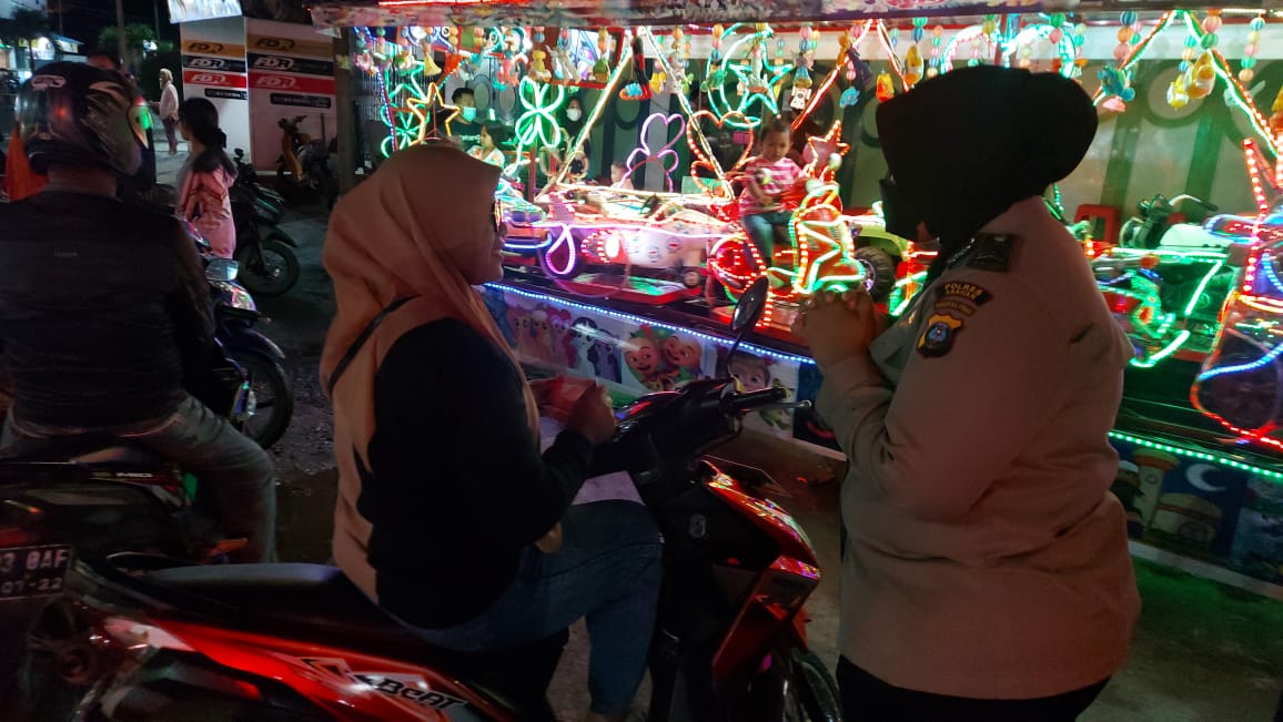 Turun ke Jalan Malam Hari, Polwan Polres Asahan Ajak Warga Vaksin