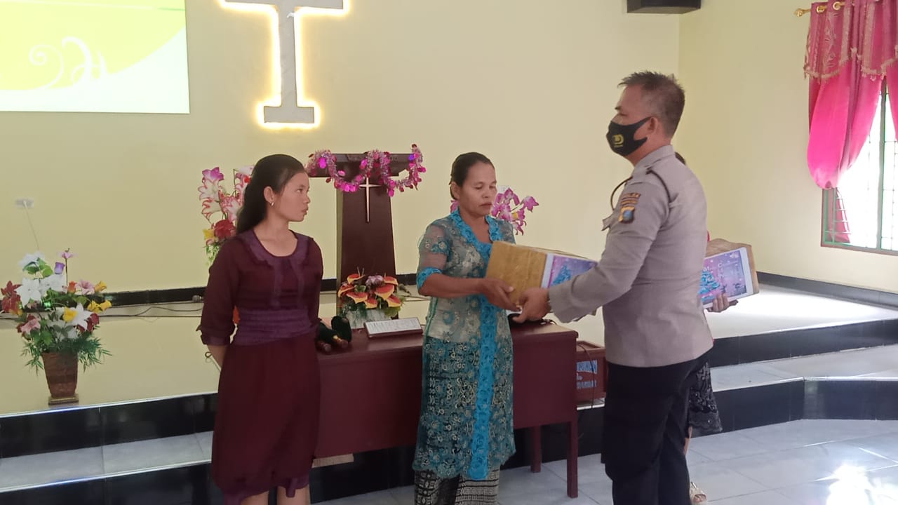 Melalui Komidamas, Polsek Air Joman Berikan Bingkisan Natal dari Kapolres Asahan Kepada Jemaat Kurang Mampu