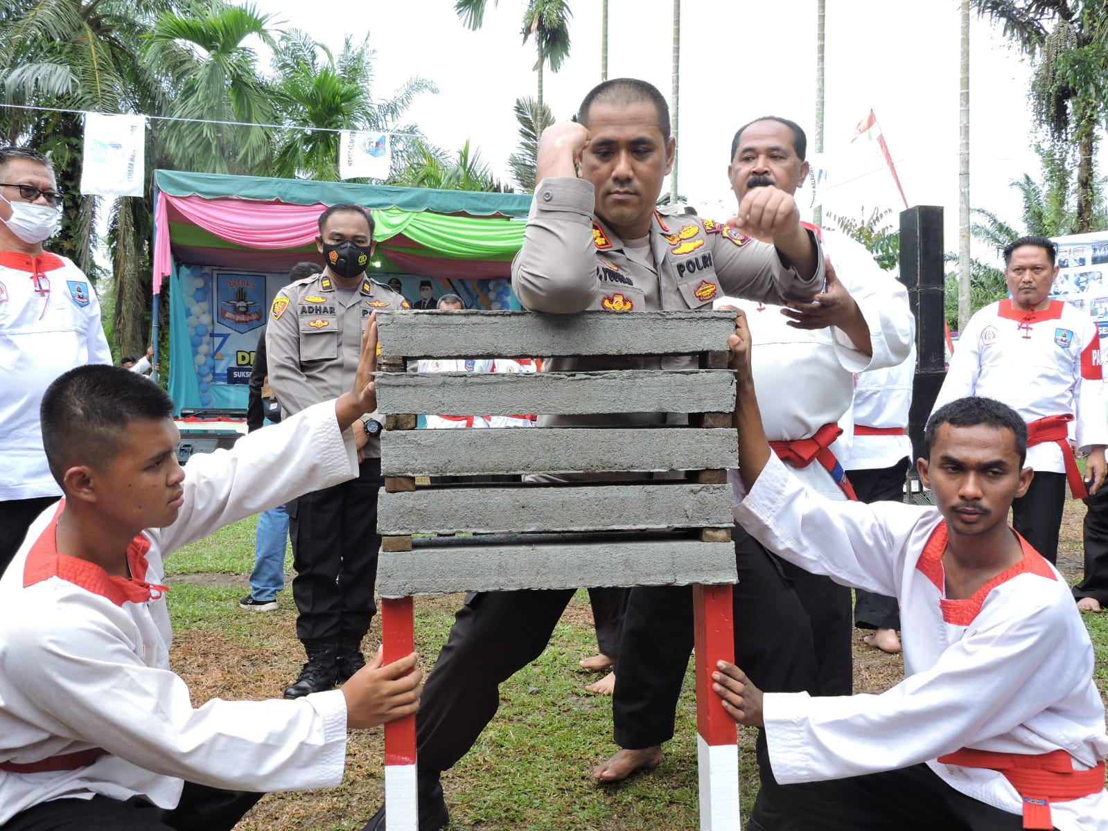 Hadiri HUT Ke III Merpati Putih Cab Asahan, Kapolres Asahan Antraksi Pecahkan Batu