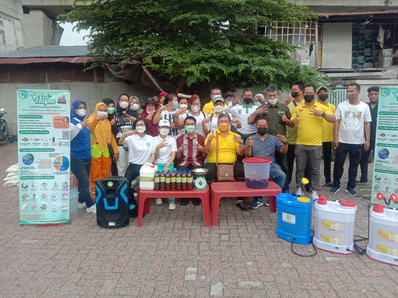 Komunitas SATU HATI bersama Komunitas Eco Enzyme Nusantara Giat Penyemprotan Eco Enzym dan Baksos