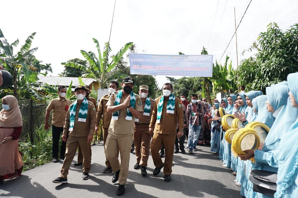 Jalan Kampungnya Dibangun, Abang Becak Ini Ucapkan Terimakasih Kepada Bupati dan Wakil Bupati Sergai