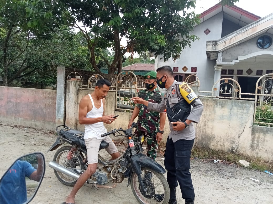 Bhabinkamtibmas Polsek Pulau Raja Polres Asahan Door to Door Beri Himbauan Vaksinasi Kepada Masyarakat