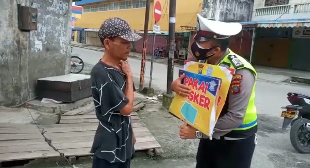 Sosialisasai Penggunaan Masker, Sat Lantas Polres Tanjung Balai Tempelkan Stiker 