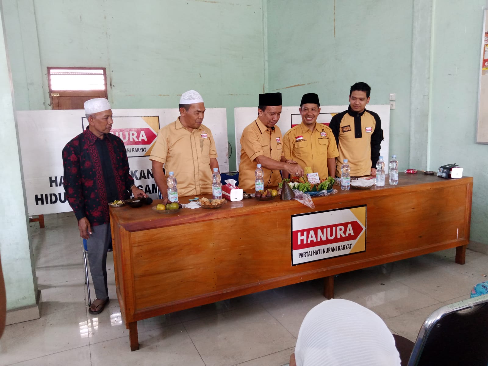 Hut ke-15 Partai Hanura DPC Madina di awali dengan potong tumpeng dan Santunan Anak Yatim