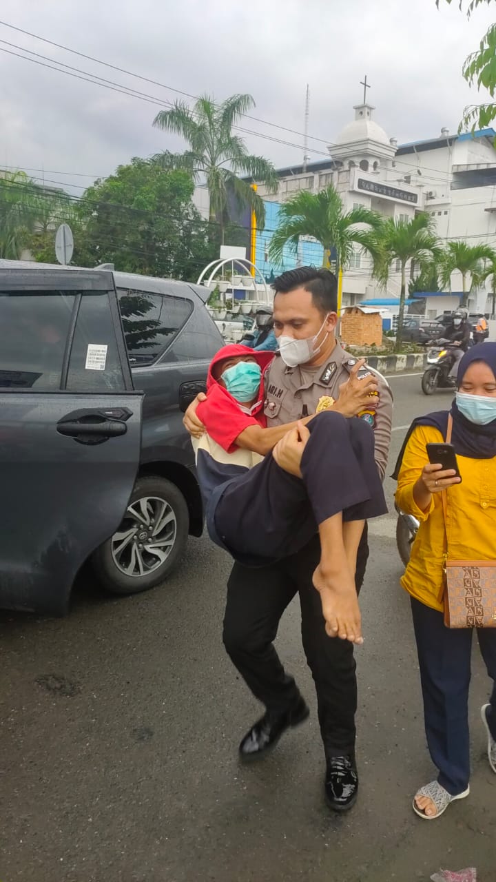 VIRAL...VIDEO PERSONIL SATLANTAS POLRES ASAHAN GENDONG PENYANDANG DISABILITAS UNTUK VAKSIN