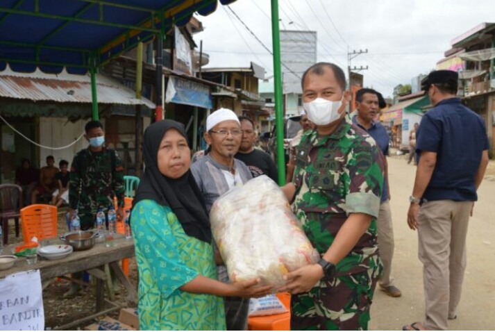 ROOY CHANDRA S Dandim 0212/TAPSEL SALURKAN BANTUAN DILOKASI BANJIR MADINA